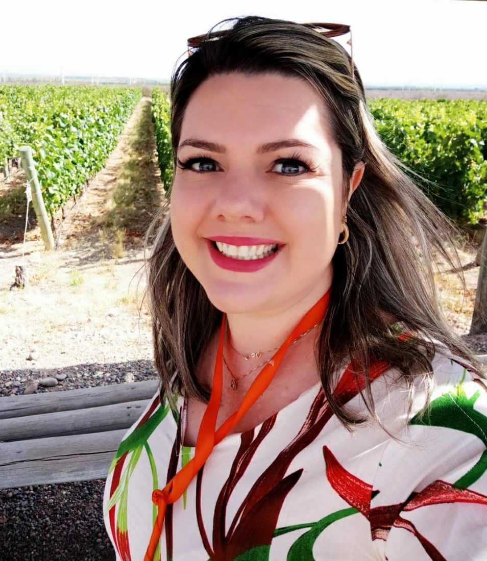 Profa. Esp. Eli Carine Neves