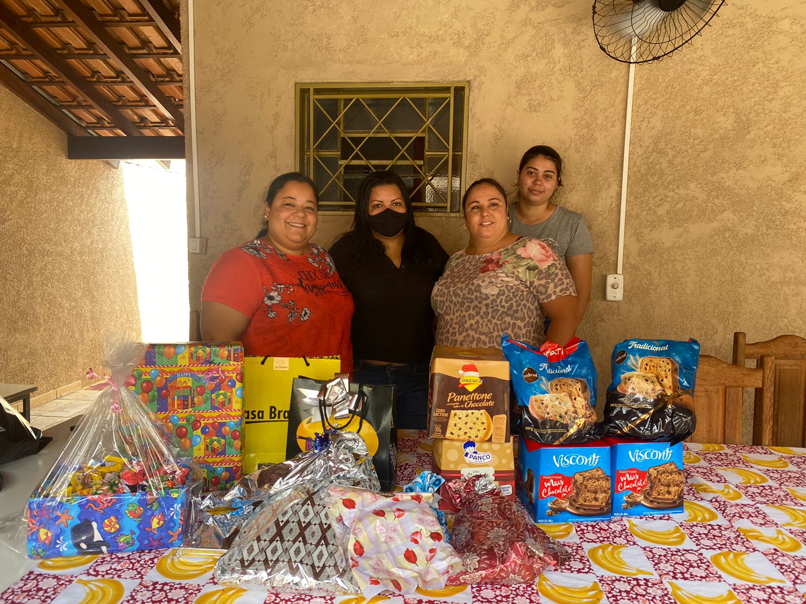 Acadêmicos do curso de Administração arrecadam e doam bri...