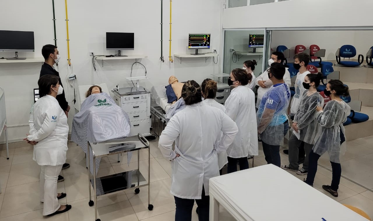 Alunos do Interact visitam o Unifunec