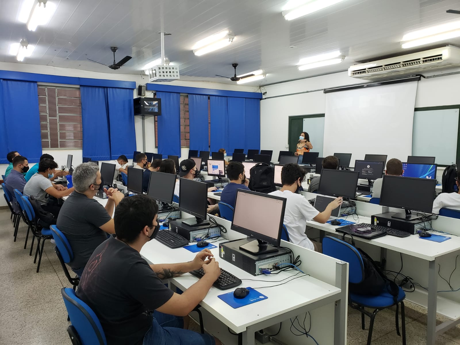 Acadêmicos do curso de Análise e Desenvolvimento de Sistem...