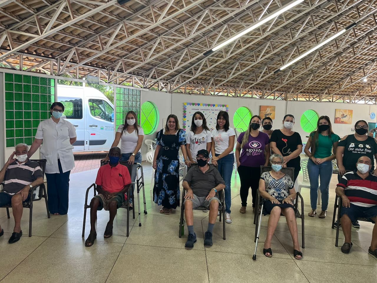 Acadêmicos do curso de Enfermagem orientam idosos sobre imp...