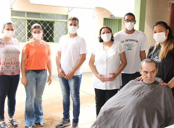 Alunos do curso Técnico em Enfermagem prestam atendimento d...
