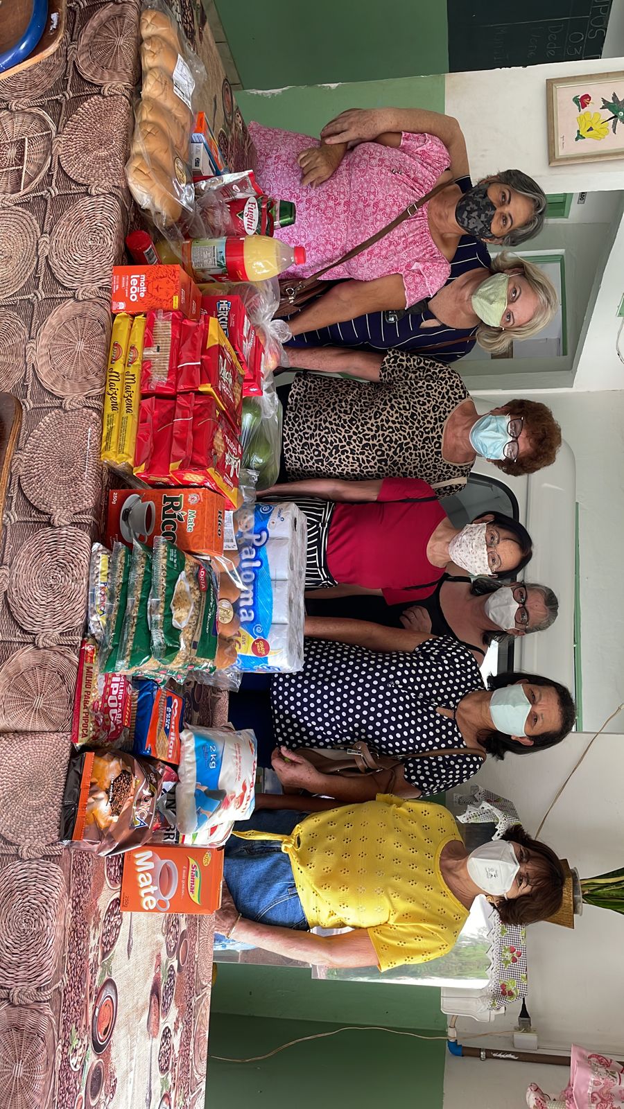 Alunas da Unati doam alimentos para o Lar Orvalho de Luz 