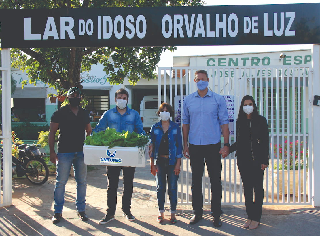 Alunos da Unati fazem doação de verduras para lares de Santa Fé