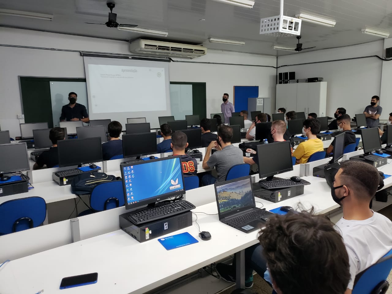 Acadêmicos do curso de Análise e Desenvolvimento de Sistem...
